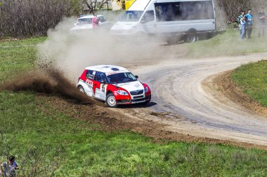 Odessa, Ukrayna - 17 Nisan 2016: Üzerinde bir mini ralli Kupası Limanov Severin güneşli bir gün pitoresk bozkır alanı'nda Ukrayna Şampiyonası