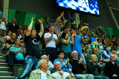Odessa, Ukrayna - 16 Eylül 2016: Seyirci Bayanlar Voleybol Avrupa Şampiyonası sırasında tribünlerde. Oyun oyun favori kadın takımın başına taraftarların duygusal deneyimler