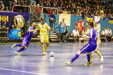 Odessa, Ukrayna - 12 Nisan 2016: Dünya Kupası play-off maçı Ukrayna - Slovakiya. Futsal oynuyor. Modern Bahçesi kapsayan spor salonu büyük sahnede mini futbol