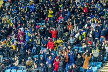 Odessa, Ukrayna - 24 Mart 2016: Futbol taraftarları ve seyirci stadyum standları duygusal onların Ukrayna ve Kıbrıs Milli takım maç sırasında destek ekibi. Duygular, el fenerleri, duman, çığlıkları