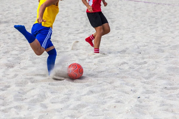 Odessa, Ukrayna -15 Ağustos 2015: Şampiyonası Ukrayna plaj futbolu Langeron plajda amatör kadınlar arasında üzerinde. Bayanlar futbol. Futbol kum üzerinde