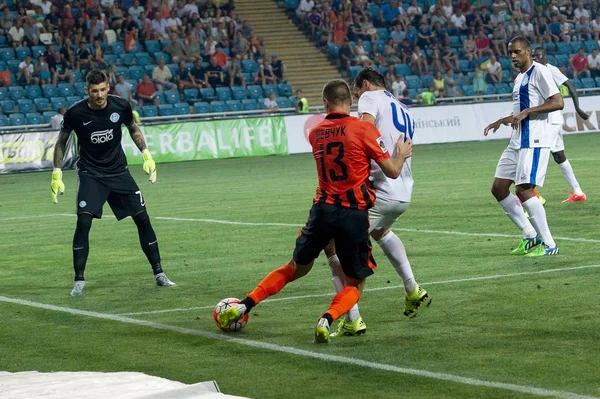 Odessa, Ukrayna - 14 Ağustos 2015: Fc Shakhtar Donetsk ve Fc Dnipro Dnipropetrovsk Ukrayna Kupası maçında top için kavga ediyorlar. Ayrıntı oyunun.