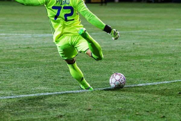 Odessa, Ukrayna 16 Temmuz 2017: Uefa Şampiyonlar Ligi futbol resmi top. Büyük resmi futbol FIFA 2017. Futbol topu turnuvası sırasında dinamik oyun Shakhtar - Dinamo Kiev