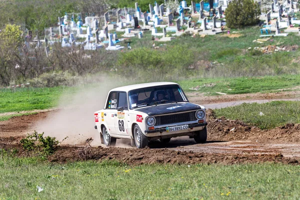 Odessa, Ukrayna - 17 Nisan 2016: Üzerinde bir mini ralli Kupası Limanov Severin güneşli bir gün pitoresk bozkır alanı'nda Ukrayna Şampiyonası