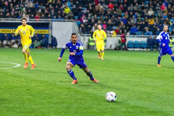 Odessa, Ukrayna -24 Mart 2016: Dostluk maçı (sarı) Ukrayna Millî Futbol takımı ve Kıbrıs (mavi) Milli takımı arasında. Yoğun maç oyun an.