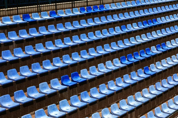 Sportliche Tribüne Einem Leeren Stadion Leere Alte Plastikstühle Für Die — Stockfoto
