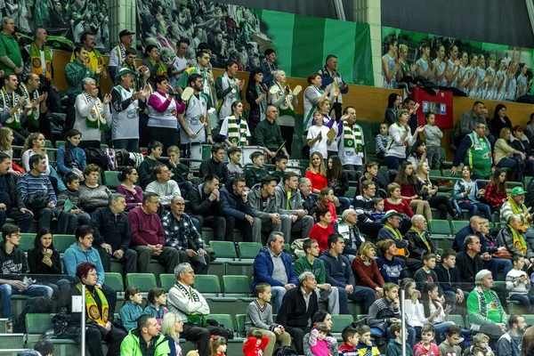 Odessa, Ukrayna - 25 Aralık 2015: Basketbol takımı ve tribünlerde seyirci hayranları onların takım sırasında yoğun bir derby duygusal destek. Stadyum. Basketbol kulübü