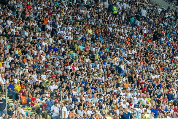 Odessa, Ukrayna 23 Temmuz 2018: Bir kalabalık futbol stadyumu. Ziyaret edenler stadyum standları dolu. Stadyumda futbol taraftarları. Taraftar standları sevinç, hafif ateş ve dalgalanan bayrak.