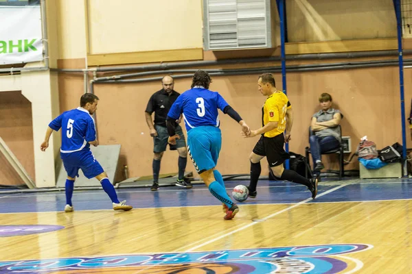 オデッサ ウクライナ 2015 正体不明の選手の地元チームの寄木細工の床床の屋内フットサルでミニのサッカーのトーナメントでプレーします 安価なフットサルで劣悪な照明 男性過ごすレジャー — ストック写真