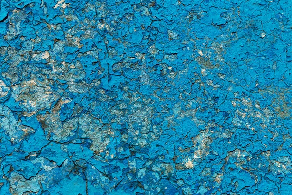 旧的风化漆的蓝色贴上了去皮的内部墙背景 破裂的剥落的墙壁与破旧的灰泥层纹理 抽象蓝色白色水平空墙纸 Web — 图库照片