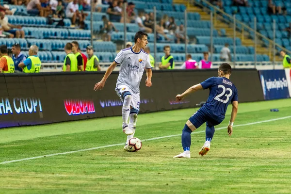 Odessa, Ukrayna - 3 Ağustos 2018: duygusal futbol taraftarları destek ekibi stadyumunda futbol kulübü Djurgardens Eğer İsveç oyun Uefa Avrupa Ligi oyun sırasında. Kalabalık futbol taraftarları Stadyumu futbol