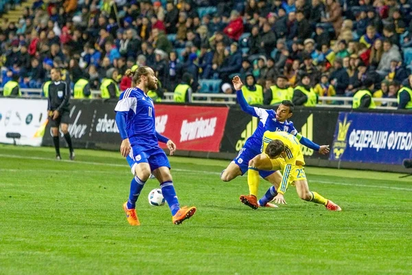 Odessa, Ukrayna -24 Mart 2016: Dostluk maçı (sarı) Ukrayna Millî Futbol takımı ve Kıbrıs (mavi) Milli takımı arasında. Yoğun maç oyun an.
