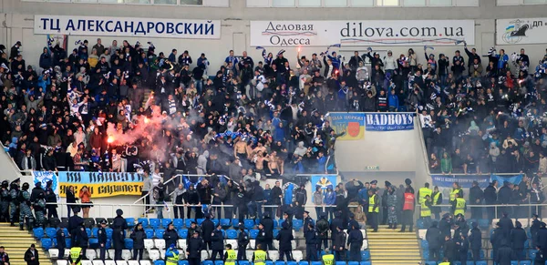 オデッサ ウクライナ 2013 感情的なフットボールのファンがサッカー クラブ レフスキ ソフィア 2013 オデッサ ウクライナの試合中にスタジアムでチームをサポートします — ストック写真