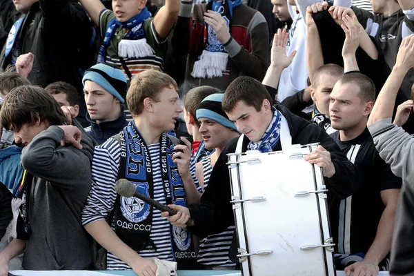 Odessa, Ukrayna - 14 Kasım 2010: Polis, kırık Kürsüsü, kavgalar, oyun alanı üzerinde havai fişek ile oyun sırasında Ultras duygusal futbol hayranları onun takımlarından Chernomorets ayaklandı