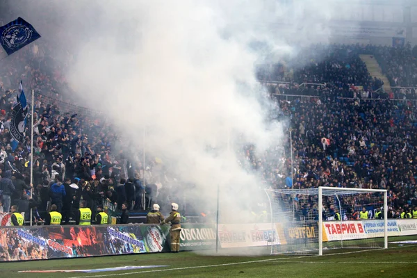Odessa, Ukrayna - 10 Temmuz 2013: duygusal futbol taraftarları Stadı nda futbol kulübü Chernomorets, 10 Temmuz 2013, Odessa, Ukrayna bir oyun sırasında destek