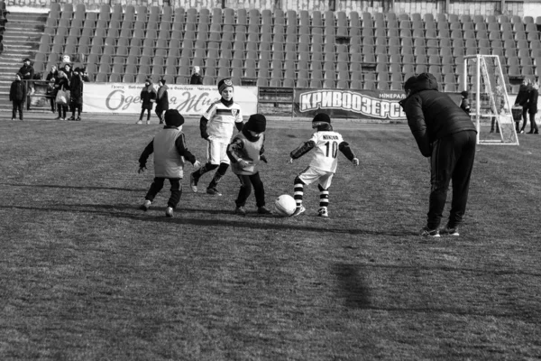 敖德萨 乌克兰 2018年4月1日 为幼儿举办体育比赛的培训 儿童足球足球比赛 足球运动员在运动俱乐部制服 跑步和踢足球的年轻球员 — 图库照片