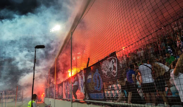 敖德萨 乌克兰 July2 2018 在比赛中的永恒对手的狂热球迷站在看台上 架子上的风扇是快乐的 火光和挥舞着旗帜 在体育场的火热表演 流氓轻火白光的球迷 — 图库照片