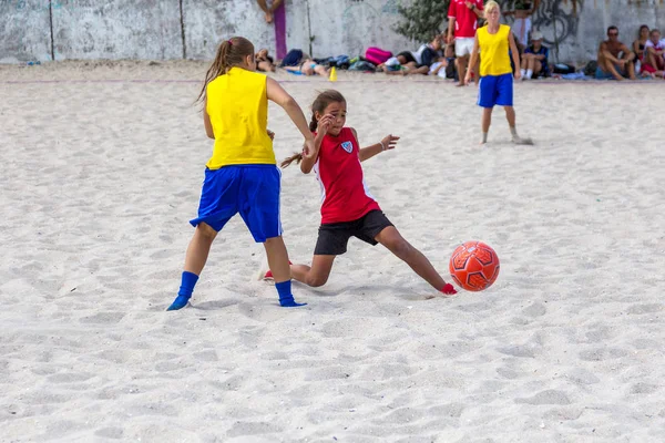 Perfil do Beach Soccer publica imagens das meninas no treino