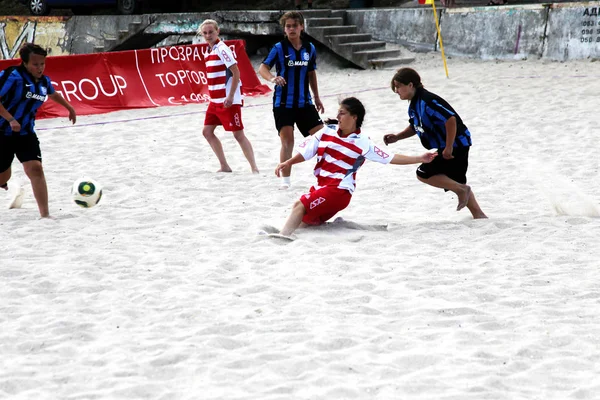 オデッサ ウクライナ 2015 してビーチで素人女性の間でビーチ サッカーのウクライナ選手権 女子サッカー 砂の上のフットボール — ストック写真
