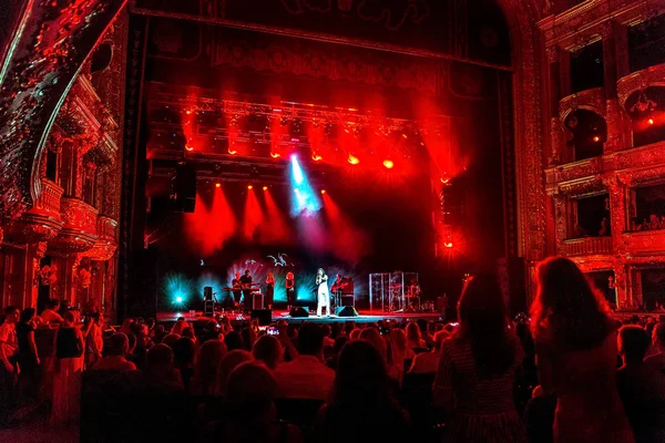 乌克兰敖德萨 2016年7月16日 乌克兰歌手贾马拉在歌剧院独奏音乐会 在大厅的球迷满意 在创意灯光和音乐表演中的观众演奏时尚爵士乐乐团 — 图库照片
