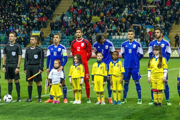 Odessa, Ukrayna -24 Mart 2016: Dostluk maçı (sarı) Ukrayna Millî Futbol takımı ve Kıbrıs (mavi) Milli takımı arasında. Yoğun maç oyun an.
