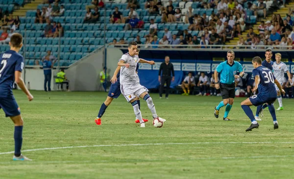 Odessa, Ukrayna - 3 Ağustos 2018: duygusal futbol taraftarları destek ekibi stadyumunda futbol kulübü Djurgardens Eğer İsveç oyun Uefa Avrupa Ligi oyun sırasında. Kalabalık futbol taraftarları Stadyumu futbol