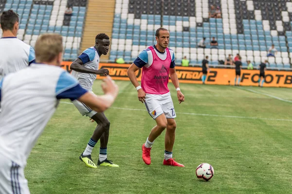 Odessa, Ukrayna - 3 Ağustos 2018: Futbolcular, Fc Djurgardens Eğer İsveç Melkemichel özcan sırasında oyun Uefa Avrupa Ligi 2018 Fc Mariupol (Ukrayna) ile futbol sahada. Futbol oyuncular Tren