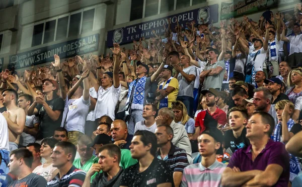 Odessa, Ukrayna 23 Temmuz 2018: Bir kalabalık futbol stadyumu. Ziyaret edenler stadyum standları dolu. Stadyumda futbol taraftarları. Taraftar standları sevinç, hafif ateş ve dalgalanan bayrak.