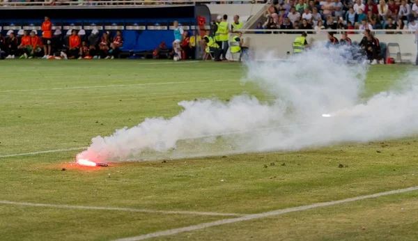 Odessa, Ukrayna - Temmuz 15,2017: Foxtrot süper kupa. Madenci - Dinamo. Fanatik heyecanlı hayranları ile havai fişek. Taraftar standları yanık yangında sevinirler ve çırpmaya başlar. Petards stadyum alanında oyun parçaladı