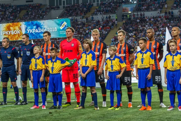 Odessa, Ukrayna - 21 Temmuz 2018: Fc Shakhter'ın futbol takımı açılış töreninde Ukrayna Super Kupası Finalleri. Futbol sahası geçit açma sırasında futbol takımı