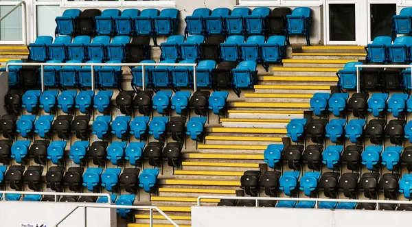 Stadyumun boş eski plastik sandalyeler. Küçük bir eski stadyumda boş koltuk sayısı. Hayranları için çizilmiş yıpranmış plastik koltuk