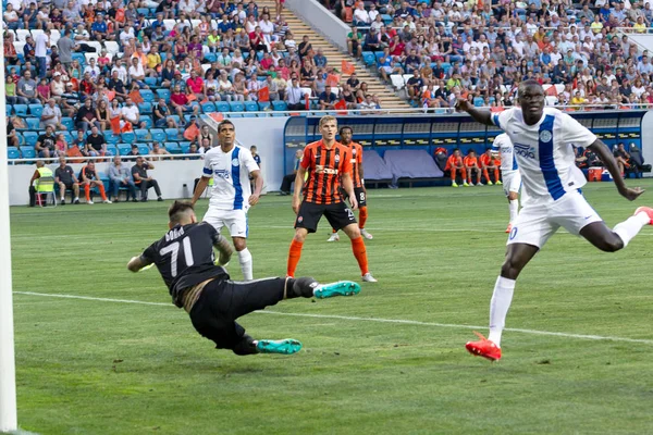 Odessa, Ukrayna - 14 Ağustos 2015: Fc Shakhtar Donetsk ve Fc Dnipro Dnipropetrovsk Ukrayna Kupası maçında top için kavga ediyorlar. Ayrıntı oyunun.