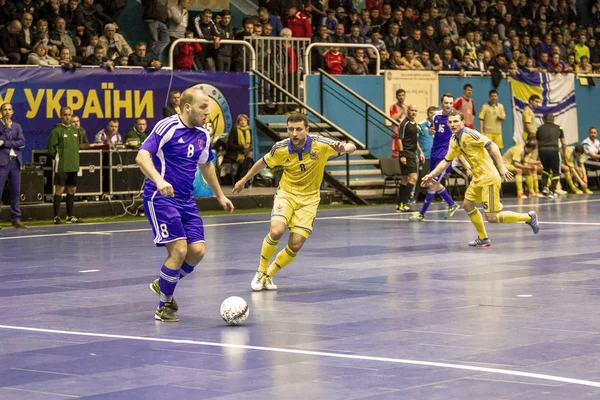 オデッサ ウクライナ 2016 ワールド カップのプレイオフ試合ウクライナ Slovakiya フットサル 現代の遊び場をカバーするスポーツ ホールの大舞台でミニサッカー — ストック写真