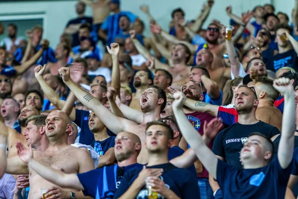 Odessa, Ukrayna - 3 Ağustos 2018: duygusal futbol taraftarları destek ekibi stadyumunda futbol kulübü Djurgardens Eğer İsveç oyun Uefa Avrupa Ligi oyun sırasında. Kalabalık futbol taraftarları Stadyumu futbol