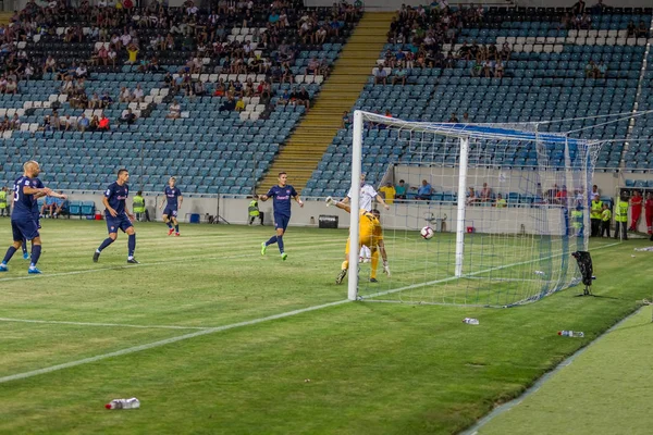 Odessa, Ukrayna - 3 Ağustos 2018: duygusal futbol taraftarları destek ekibi stadyumunda futbol kulübü Djurgardens Eğer İsveç oyun Uefa Avrupa Ligi oyun sırasında. Kalabalık futbol taraftarları Stadyumu futbol