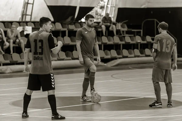 Odessa, Ukrayna - 28 Temmuz 2018: Parke zemin üzerinde bir futsal futsal turnuvasında oynayan yerel takım kimliği belirsiz oyuncular. doğru anı kapalı odada, futsal futbolun bir spor oyunu