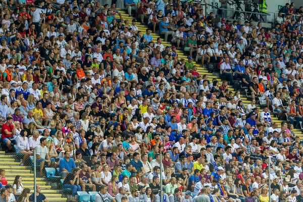 Odessa, Ukrayna 23 Temmuz 2018: Bir kalabalık futbol stadyumu. Ziyaret edenler stadyum standları dolu. Stadyumda futbol taraftarları. Taraftar standları sevinç, hafif ateş ve dalgalanan bayrak.