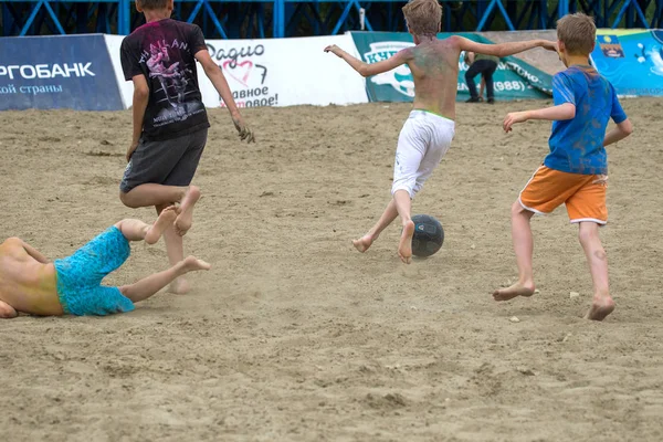 Krasnodar Rusia Mayo 2018 Grupo Niños Jugando Fútbol Patio Arena —  Fotos de Stock