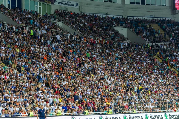 2018年7月23日 乌克兰敖德萨 体育场的一群足球观众 参观者填补体育场看台 体育场里的足球迷们 球迷站在喜悦 轻火和挥舞旗帜 — 图库照片