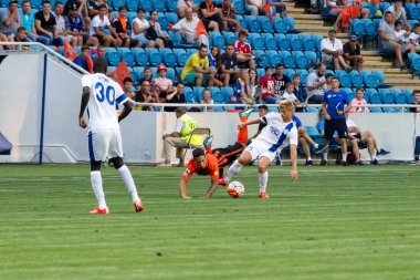Odessa, Ukrayna - 14 Ağustos 2015: Fc Shakhtar Donetsk ve Fc Dnipro Dnipropetrovsk Ukrayna Kupası maçında top için kavga ediyorlar. Ayrıntı oyunun.