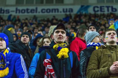 Odessa, Ukrayna - 24 Mart 2016: Futbol taraftarları ve seyirci stadyum standları duygusal onların Ukrayna ve Kıbrıs Milli takım maç sırasında destek ekibi. Duygular, el fenerleri, duman, çığlıkları