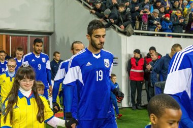 Odessa, Ukrayna -24 Mart 2016: Dostluk maçı (sarı) Ukrayna Millî Futbol takımı ve Kıbrıs (mavi) Milli takımı arasında. Yoğun maç oyun an.