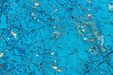 Eski boyalı mavi soyulmuş iç duvar arka plan yıpranmış. Kuşbaşı eski püskü duvarı yıkık sıva katmanı doku ile kırık. Soyut Mavi beyaz yatay boş duvar kağıdı. Soyut Web Banner