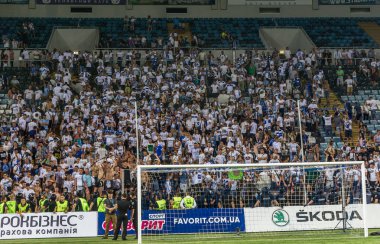Odessa, Ukrayna 23 Temmuz 2018: Bir kalabalık futbol stadyumu. Ziyaret edenler stadyum standları dolu. Stadyumda futbol taraftarları. Taraftar standları sevinç, hafif ateş ve dalgalanan bayrak.