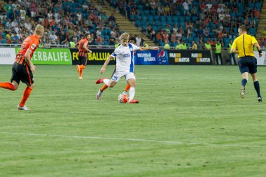 Odessa, Ukrayna - 14 Ağustos 2015: Fc Shakhtar Donetsk ve Fc Dnipro Dnipropetrovsk Ukrayna Kupası maçında top için kavga ediyorlar. Ayrıntı oyunun.