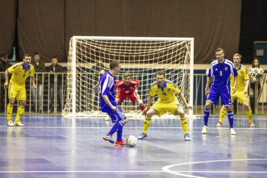 Odessa, Ukrayna - 12 Nisan 2016: Dünya Kupası play-off maçı Ukrayna - Slovakiya. Futsal oynuyor. Modern Bahçesi kapsayan spor salonu büyük sahnede mini futbol