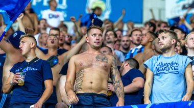 Odessa, Ukrayna - 3 Ağustos 2018: duygusal futbol taraftarları destek ekibi stadyumunda futbol kulübü Djurgardens Eğer İsveç oyun Uefa Avrupa Ligi oyun sırasında. Kalabalık futbol taraftarları Stadyumu futbol