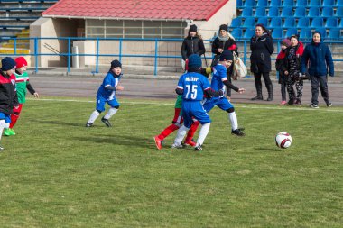 Odessa, Ukrayna 0 1 Nisan 2018: genç çocuklar için oyun spor eğitimi. Futbol futbol çocuklar için oyun. Üniformalı çalıştıran ve futbol oynarken spor kulübü, futbol oyuncuları genç oyuncular