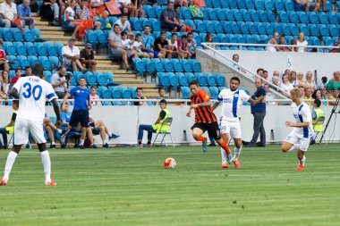 Odessa, Ukrayna - 14 Ağustos 2015: Fc Shakhtar Donetsk ve Fc Dnipro Dnipropetrovsk Ukrayna Kupası maçında top için kavga ediyorlar. Ayrıntı oyunun.