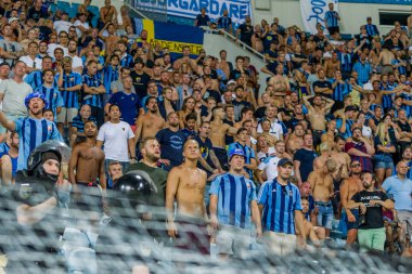 Odessa, Ukrayna - 3 Ağustos 2018: duygusal futbol taraftarları destek ekibi stadyumunda futbol kulübü Djurgardens Eğer İsveç oyun Uefa Avrupa Ligi oyun sırasında. Kalabalık futbol taraftarları Stadyumu futbol